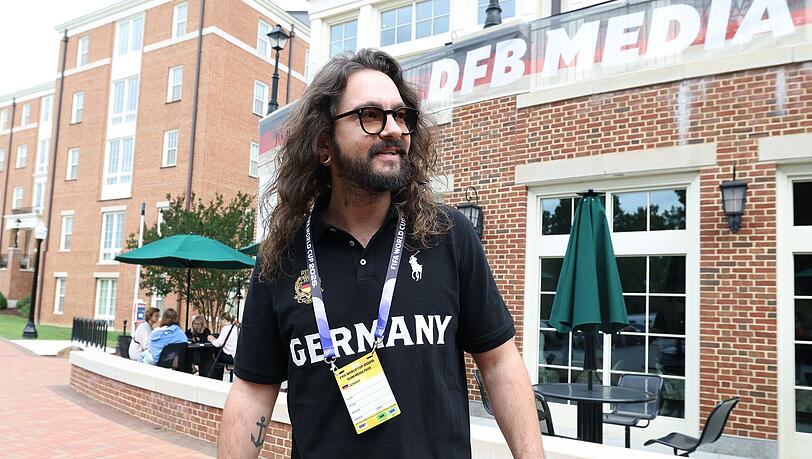 Tom Kaulitz war während der Fußballweltmeisterschaft der Männer als "Praktikant" für Magenta TV tätig - das Team wurde nun beim Deutschen Fernsehpreis ausgezeichnet. Tom Kaulitz war während der Fußballweltmeisterschaft der Männer als "Praktikant" für Magenta TV tätig - das Team wurde nun beim Deutschen Fernsehpreis ausgezeichnet.
