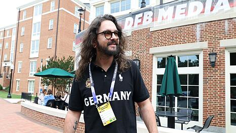 Tom Kaulitz war w&auml;hrend der Fu&szlig;ballweltmeisterschaft der M&auml;nner als "Praktikant" f&uuml;r Magenta TV t&auml;tig - das Team wurde nun beim Deutschen Fernsehpreis ausgezeichnet.