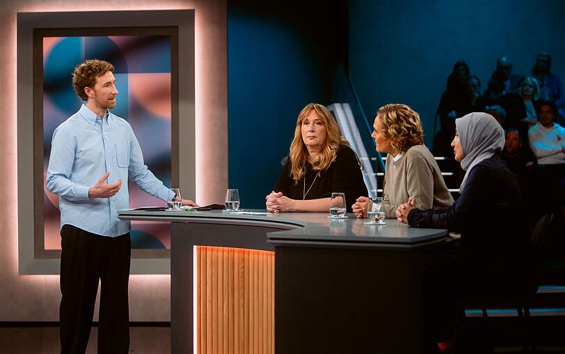Emotionale Debatte bei "Hart aber fair", von links: Moderator Louis Klamroth, Yvonne Lissel, Caren Miosga und Dilek Erusta. Emotionale Debatte bei "Hart aber fair", von links: Moderator Louis Klamroth, Yvonne Lissel, Caren Miosga und Dilek Erusta.