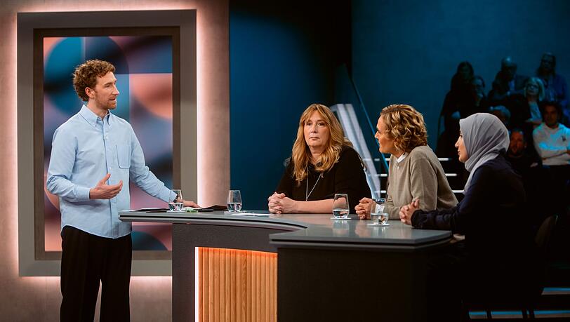 Emotionale Debatte bei "Hart aber fair", von links: Moderator Louis Klamroth, Yvonne Lissel, Caren Miosga und Dilek Erusta. Emotionale Debatte bei "Hart aber fair", von links: Moderator Louis Klamroth, Yvonne Lissel, Caren Miosga und Dilek Erusta.