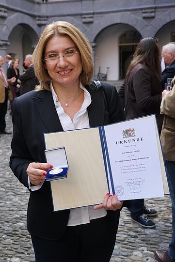 Bettina Bäumlisberger, Chefredakteurin Münchner Merkur: Die Redaktion habe in ihrer Berichterstattung &bdquo;die Faszination des Denkmals für die breite Öffentlichkeit zugänglich gemacht&ldquo;, sagte Kunstminister Spaenle. Über ein Jahr lang stellten Redakteure im Bayernteil das &bdquo;Denkmal der Woche&ldquo; vor. Auch wurden immer wieder Denkmäler bei ihrer Instandsetzung in den einzelnen Lokalteilen begleitet. &bdquo;Der Preis gehört der Redaktion, hier in München und auch den Redakteuren in den Außenredaktionen, die immer wieder neue Denkmäler aufgespürt und ihre Geschichte für unsere Leser aufgeschrieben haben&ldquo;, sagte Bäumlisberger nach der Verleihung im Hof des Landesamtes.