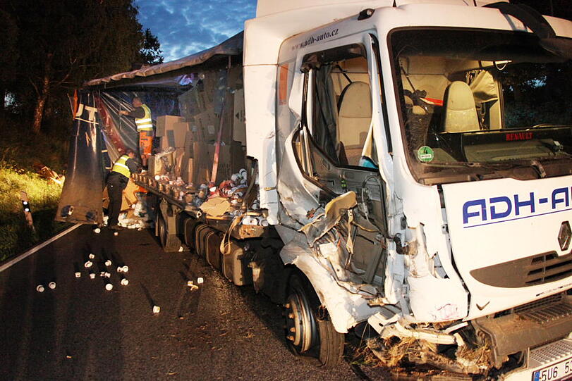 Vorsicht Joghurtbecher! Etwa vier Stunden war die B12 Richtung München gesperrt, weil ein Lkw nach einem Unfall seine Ladung verloren hat.