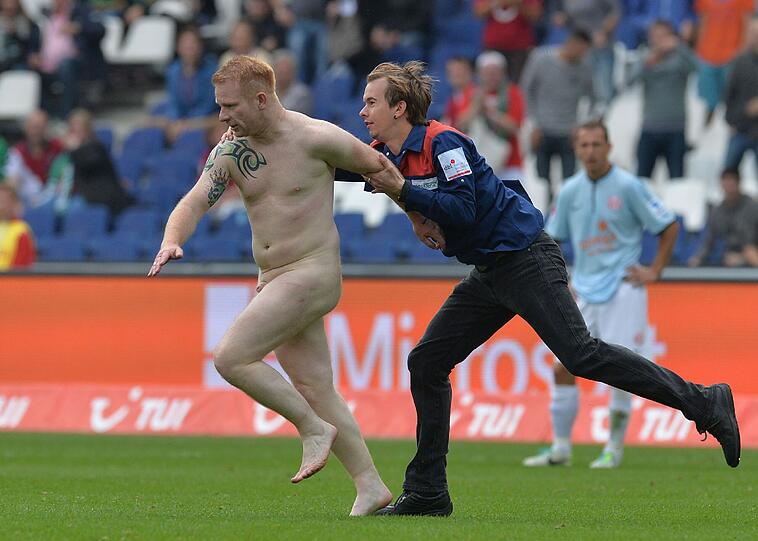 Hab ich Dich! Ein Ordner schnappt sich einen Flitzer bei einem Bundesligaspiel von Mainz gegen Hannover.