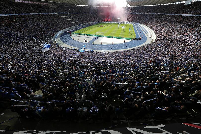 Bengalos im Bayernblock: Der Anpfiff der Partie verzögerte sich wegen des beißenden Rauchs.