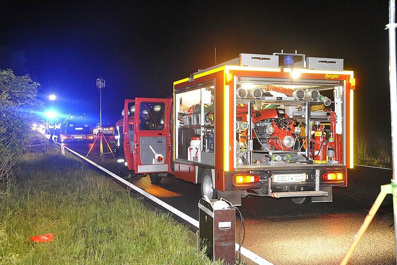 Nach der Kolision: Das Auto kam demoliert in einem Gebüsch neben der Straße zum Stehen.
