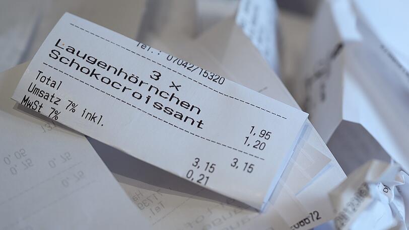 Kassenzettel liegen bei einem Bäcker in einem Korb. Die Bäckerinnung, der Einzelhandel, die Apotheker - sie alle laufen Sturm gegen die seit Jahresbeginn geltende Kassenbon-Pflicht. Auch bei Kunden stoße die Regelung auf Unverständnis.
