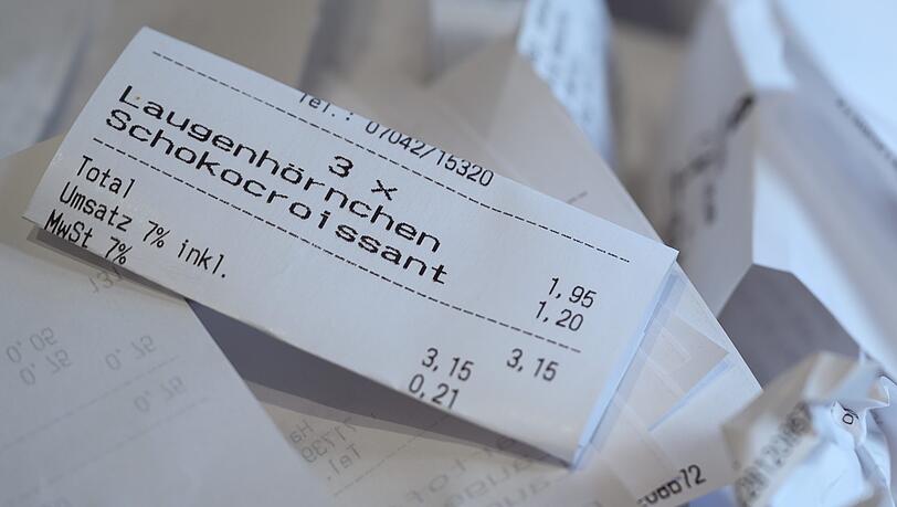 Kassenzettel liegen bei einem Bäcker in einem Korb. Die Bäckerinnung, der Einzelhandel, die Apotheker - sie alle laufen Sturm gegen die seit Jahresbeginn geltende Kassenbon-Pflicht. Auch bei Kunden stoße die Regelung auf Unverständnis. Kassenzettel liegen bei einem Bäcker in einem Korb. Die Bäckerinnung, der Einzelhandel, die Apotheker - sie alle laufen Sturm gegen die seit Jahresbeginn geltende Kassenbon-Pflicht. Auch bei Kunden stoße die Regelung auf Unverständnis.
