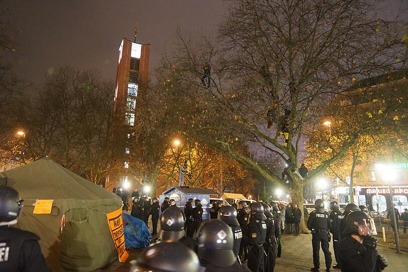 Das Lager der Flüchtlinge am Sendlinger Tor Platz wird von Einsatzkräften geräumt - die Bilder!