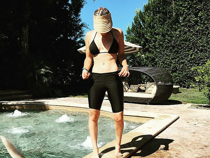 Flacher Bauch, lange Hose: Kaley Cuocos Bade-Outfit
