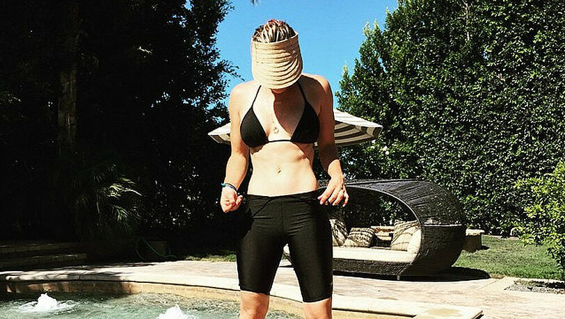 Flacher Bauch, lange Hose: Kaley Cuocos Bade-Outfit Flacher Bauch, lange Hose: Kaley Cuocos Bade-Outfit