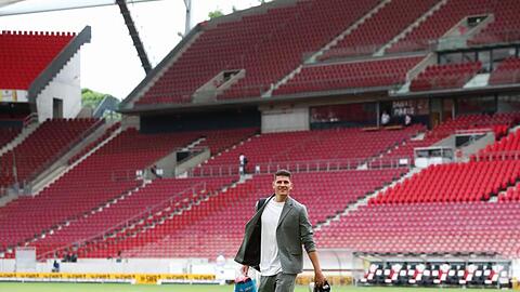 Mario Gomez hat seine Fußballschuhe ausgezogen und verlässt das Spielfeld.