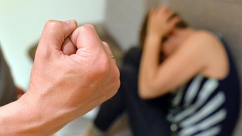 Eine Frau versucht, sich vor der Gewalt eines Mannes zu schützen. Foto: Maurizio Gambarini/dpa/Symbolbild