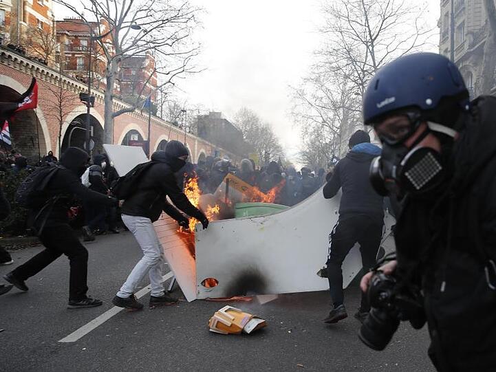 In Frankreich hatten Menschen erneut gegen die geplante Rentenreform gestreikt.