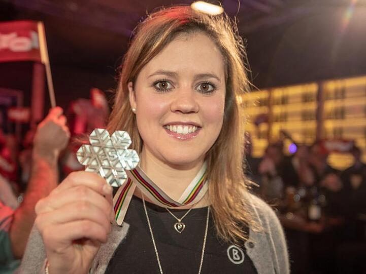 Viktoria Rebensburg zeigt bei der Party im Österreichhaus ihre Silbermedaille.