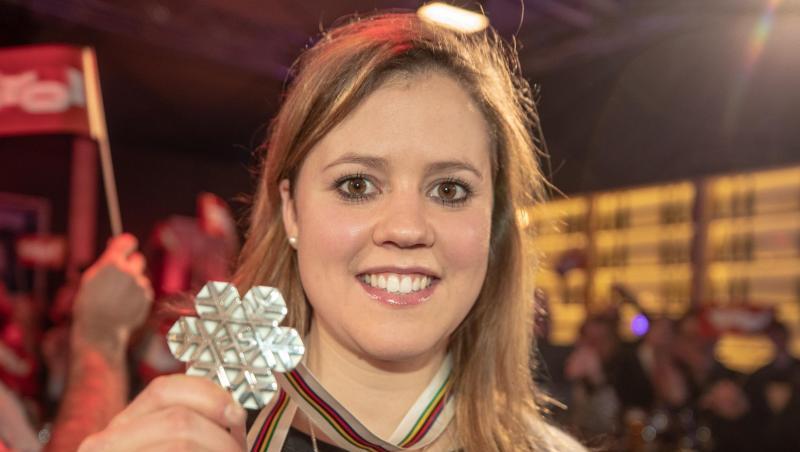 Viktoria Rebensburg zeigt bei der Party im Österreichhaus ihre Silbermedaille. Viktoria Rebensburg zeigt bei der Party im Österreichhaus ihre Silbermedaille.