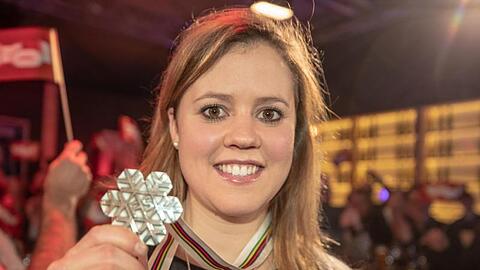 Viktoria Rebensburg zeigt bei der Party im Österreichhaus ihre Silbermedaille.