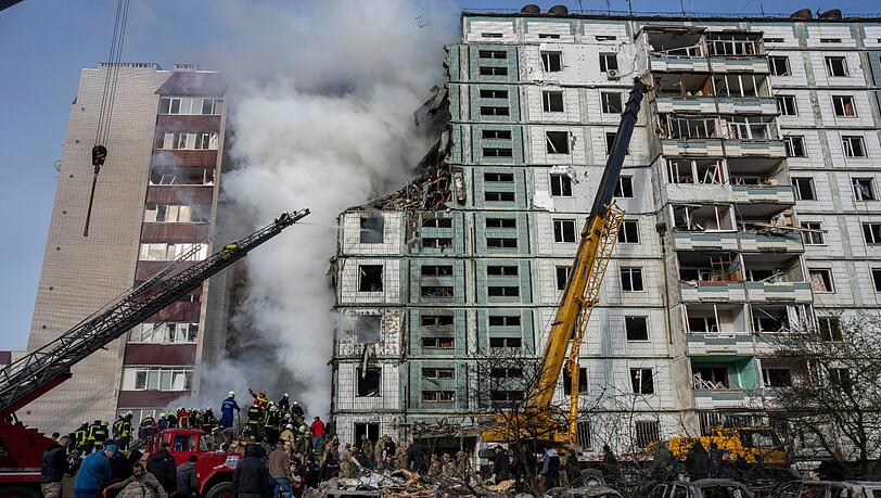 Feuerwehrleute löschen ein Feuer nach einem russischen Angriff auf ein Wohnhaus in der ukrainischen Stadt Uman. Feuerwehrleute löschen ein Feuer nach einem russischen Angriff auf ein Wohnhaus in der ukrainischen Stadt Uman.