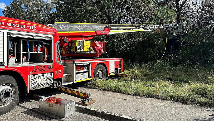 Um weitere Glutnester freizulegen, forderten die Einsatzkräfte eine Drehleiter mit Rettungssäge nach, mit der das Blechdach geöffnet wurde.