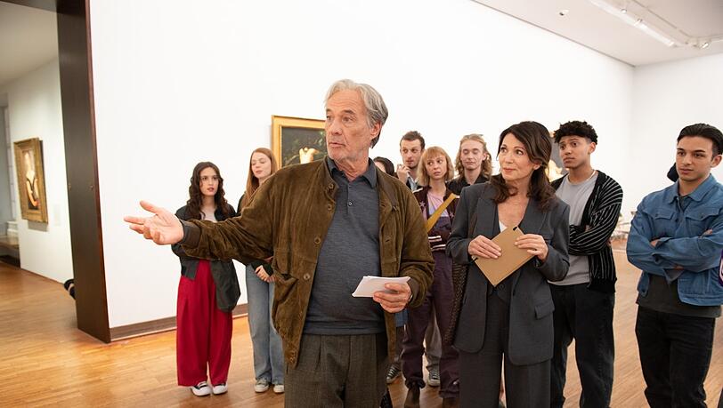 Heiner Lauterbach muss als Seniorenstudent aus seiner Altherren-Komfortzone, um Iris Berben als Kunstgeschichtsprofessorin zu imponieren. Schlie&szlig;lich ist sie nicht begeistert, dass er nach 40 Jahren pl&ouml;tzlich wieder aufgetaucht ist.