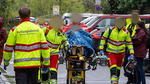 Bei der Messerattacke werden eine Frau und ihre beiden Kinder verletzt. Der 13-j&auml;hrige Sohn stirbt.