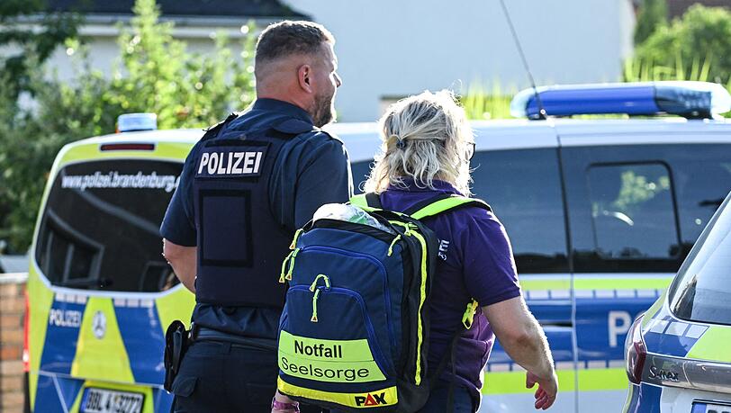 Notfallseelsorger sind an der Brandenburger Schule im Einsatz. Notfallseelsorger sind an der Brandenburger Schule im Einsatz.