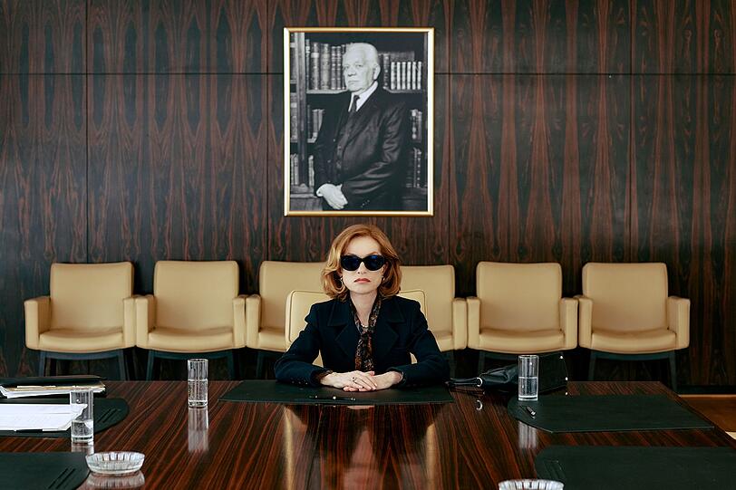 Marianne Farrère (Isabelle Huppert), Erbin eines Milliarden-Imperiums, kann sich alles leisten und nimmt sich, worauf sie Lust hat. Marianne Farrère (Isabelle Huppert), Erbin eines Milliarden-Imperiums, kann sich alles leisten und nimmt sich, worauf sie Lust hat.