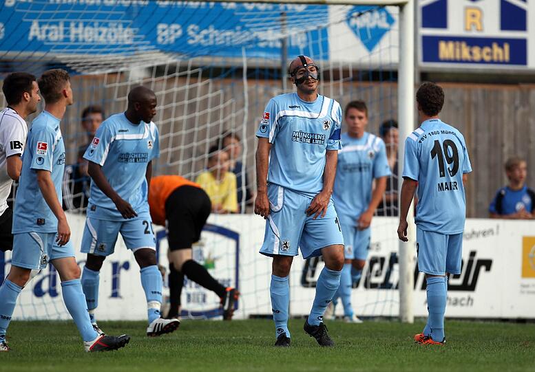 Der TSV 1860 kommt beim Landesligisten Aichach zu einem mühsamen 3:1. Neben Necat Aygün feiert auch Collin Benjamin sein Comeback. Und Ersatzkeeper Tank durfte Stürmer spielen. Die Bilder von der Partie.