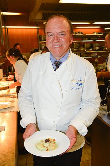 Heinz Winkler präsentiert stolz seine Kreation.