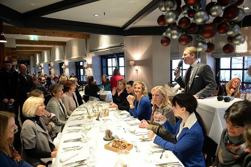 Ladies, Lunch und Lanserhof: Geschäftsführer Nils Behrens erzählt u.a. Inge von Wrede-Lanz (l.), Carolin Reiber (2. v. l.) und Marion Kiechle (5. v. r.) alles über Detox.