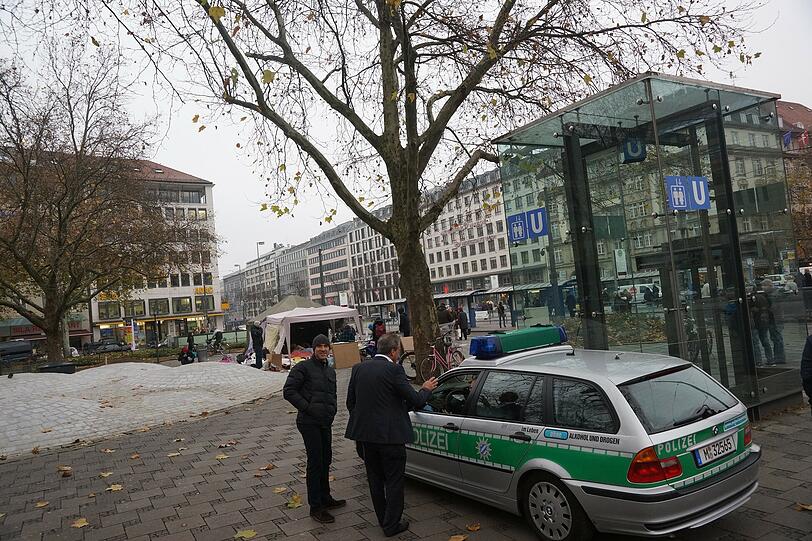 Aufgeteilt in zwei Zelte übernachten 34 Flüchtlinge bei Temperaturen nahe dem Gefrierpunkt am Sendlinger Tor. In der Nacht zu Dienstag mussten zwei von ihnen ins Krankenhaus gebracht werden.