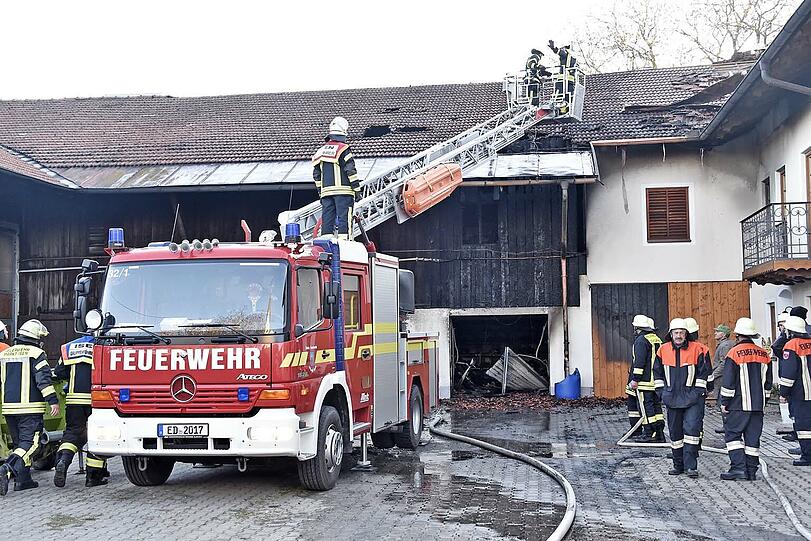 Bei dem Brand auf einem Bauernhof entstand ein erheblicher Sachschaden. Zwei Bewohner wurden verletzt.