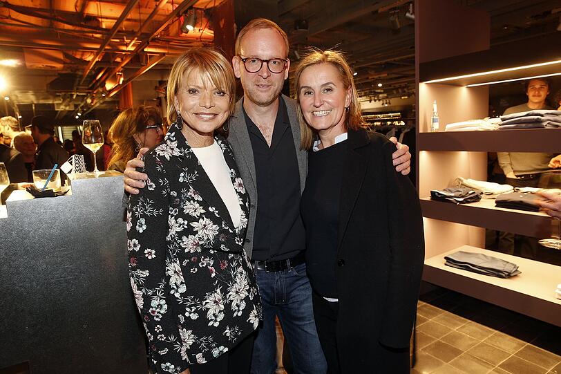 Uschi Glas mit Chefredakteur Christoph Amend und Petra Fladenhofer (r., KaDeWe Berlin).