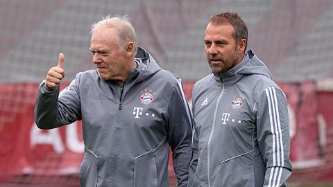 Hansi Flick (r) und Co-Trainer Hermann Gerland stehen auf dem Platz.