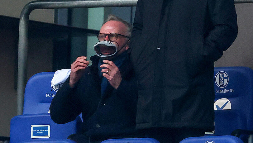 Spezielles Modell: Bayern-Boss Karl-Heinz Rummenigge mit seiner "Taucherbrillen-Maske" auf Schalke.