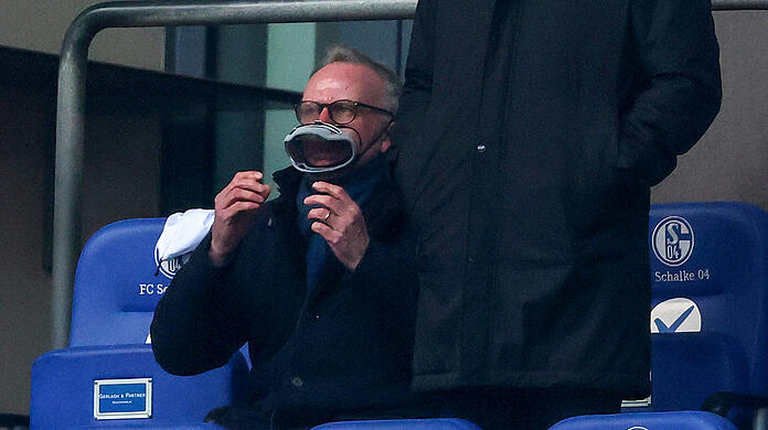 Spezielles Modell: Bayern-Boss Karl-Heinz Rummenigge mit seiner "Taucherbrillen-Maske" auf Schalke.