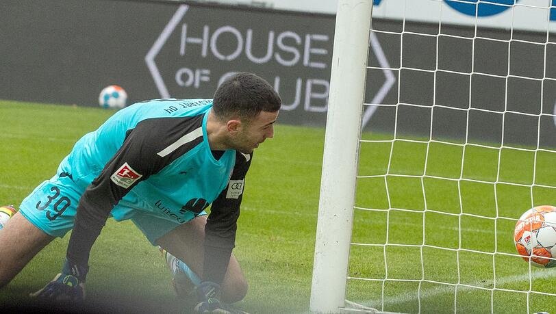 Ingolstadts Torwart Dejan Stojanovic schaut dem Ball, der ins Tor rollt, nach.