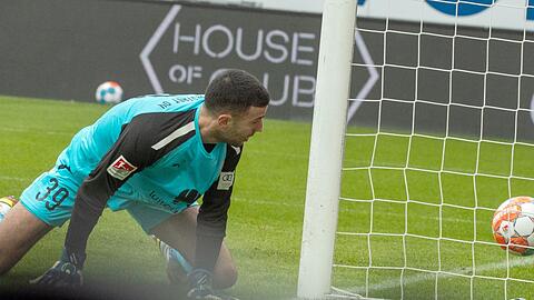 Ingolstadts Torwart Dejan Stojanovic schaut dem Ball, der ins Tor rollt, nach.