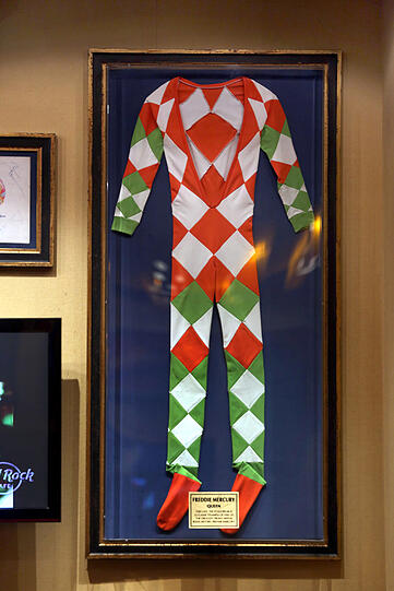 Buntes Bühnenkostüm von Queen-Sänger Freddie Mercury.