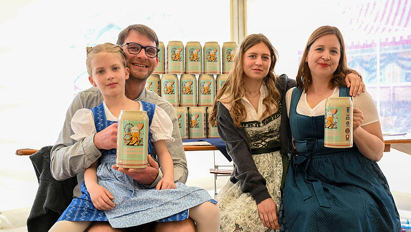 Familie Srb hat das Motiv für die diesjährigen Festkrüge kreiert – mithilfe Künstlicher Intelligenz. Familie Srb hat das Motiv für die diesjährigen Festkrüge kreiert – mithilfe Künstlicher Intelligenz.