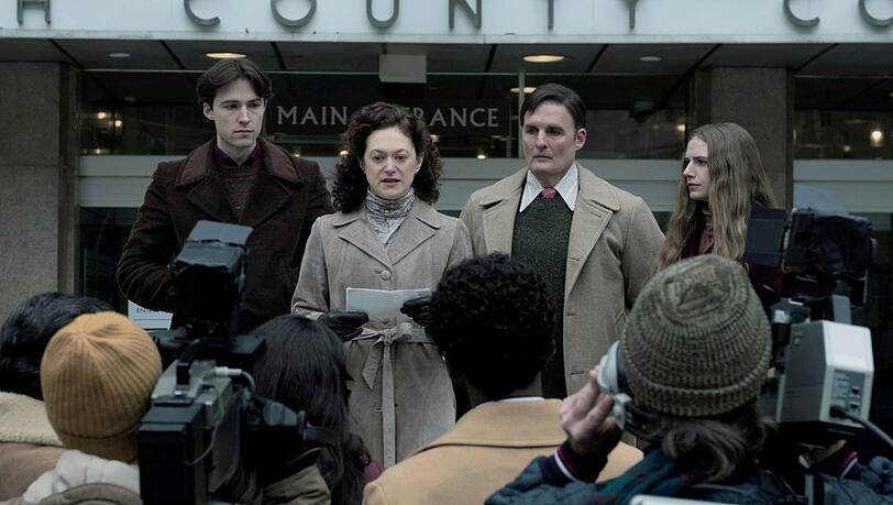 Die Angehörigen der Opfer sind entsetzt, als die Taten des Serienmörders John Wayne Gacy und die jahrelangen Versäumnisse der Behörden ans Licht kommen. Die Angehörigen der Opfer sind entsetzt, als die Taten des Serienmörders John Wayne Gacy und die jahrelangen Versäumnisse der Behörden ans Licht kommen.