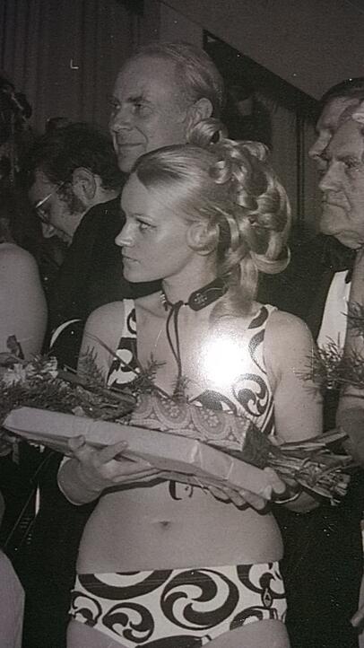 Rena Bilsbury belegt 1971 bei einem Sch&ouml;nheitswettbewerb im Undosa in Starnberg den dritten Platz.