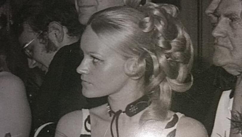 Rena Bilsbury belegt 1971 bei einem Sch&ouml;nheitswettbewerb im Undosa in Starnberg den dritten Platz.