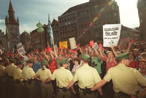Streit über die richtige Strategie im Kampf gegen Neonazis: SPD und Grüne lehnen die neue &bdquo;Informationsstelle gegen Extremismus&ldquo; ab.