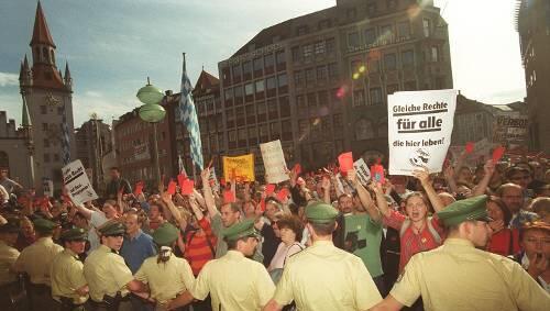 Streit über die richtige Strategie im Kampf gegen Neonazis: SPD und Grüne lehnen die neue „Informationsstelle gegen Extremismus“ ab. Streit über die richtige Strategie im Kampf gegen Neonazis: SPD und Grüne lehnen die neue „Informationsstelle gegen Extremismus“ ab.