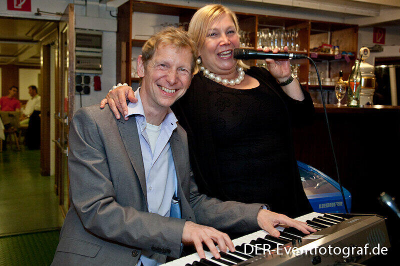 Für die musikalische Unterhaltung sorgte Tuija Komi aus Finnland (www.tuijakomi.de). Sie gab dem wunderschönen Sommerabend mit ihrer sinnlich-rauen Stimme und begleitet von Pianist Oliver Hahn eine perfekte Abrundung.