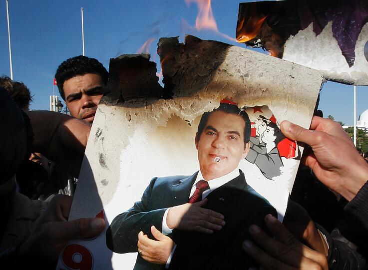 Arabischer Frühling: Seinen Anfang nahm die Protestwelle in der Arabischen Welt in Tunesien. Am 14. Januar 2011 verließ Präsident Zine el-Abidine Ben Ali schließlich das Land und floh nach Saudi-Arabien.