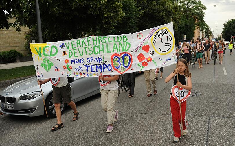 Die Demonstranten von Green City in der Theresienstraße.