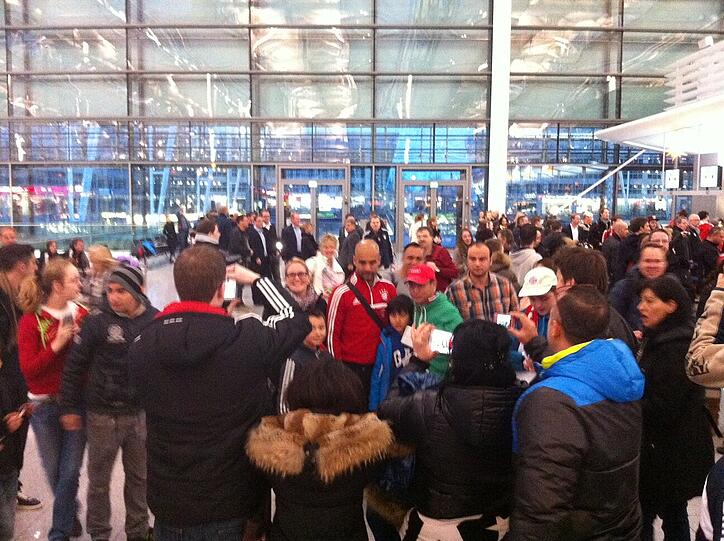 Die Bayern-Spieler checken am Flughafen in München ein. Die Bilder vom Abflug.