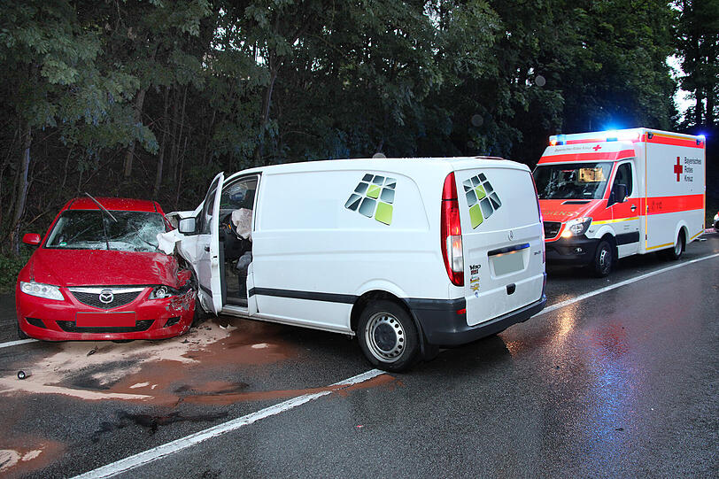 Die Bilder vom Unfall auf der Staatsstraße 2091 am Pürtner Berg.
