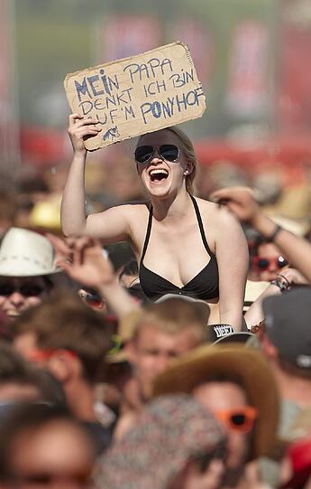 verkündet dieses Mädel beim "Rock am Ring" wo sie - zumindest ihrem Vater zufolge - eigentlich ist.